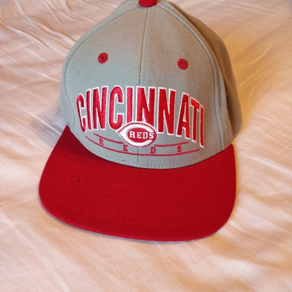 Cinncinati reds red and gray hat with snap closure